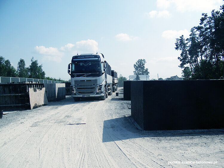 Transport szamb betonowych  w Buku